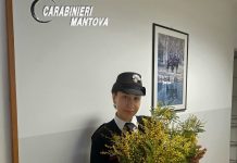 Castiglione, ringrazia la Carabiniera con un mazzo di mimose dopo la denuncia in caserma