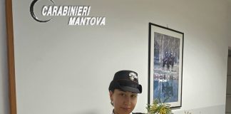 Castiglione, ringrazia la Carabiniera con un mazzo di mimose dopo la denuncia in caserma