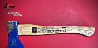 Folle fuga di 10 chilometri senza patente e con un’ascia nell’auto: arrestato