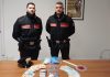 Droga in casa, sequestrati mezzo kg di hashish, cocaina e 3.700 euro: arrestato 38enne