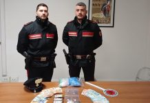 Droga in casa, sequestrati mezzo kg di hashish, cocaina e 3.700 euro: arrestato 38enne