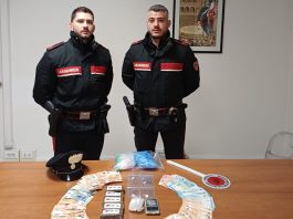 Droga in casa, sequestrati mezzo kg di hashish, cocaina e 3.700 euro: arrestato 38enne