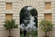 Code e nasi curiosi: i bambini alla scoperta dei cani nei dipinti di Bazzani