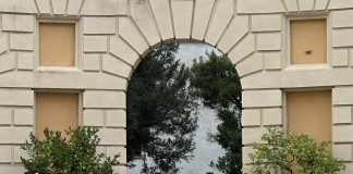 Code e nasi curiosi: i bambini alla scoperta dei cani nei dipinti di Bazzani