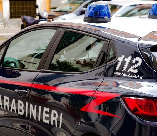 Fuori strada con il furgone rifiuti, rifiuta l’alcoltest: 48enne denunciato e patente ritirata