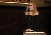 Barbra Streisand commuove agli Oscar 2026: in ricordo di Robert Redford canta ‘The Way We Were’