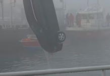 Manovra sbagliata all’imbarco del traghetto: auto in acqua al Lido di Venezia