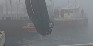 Manovra sbagliata all’imbarco del traghetto: auto in acqua al Lido di Venezia