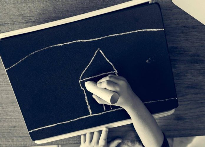 bambina_lavagna_foto123rf_free