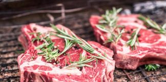 Alzheimer, mangiare più carne può proteggere il cervello: lo studio