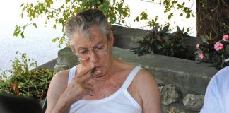 Bossi, la canottiera che cambiò la politica: l’estate 1994 del leader della Lega in Sardegna