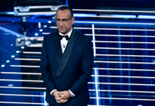 Sanremo, la battuta di Conti alla moglie scatena polemiche. E lui replica: “Ha riso con me”