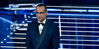 Sanremo, la battuta di Conti alla moglie scatena polemiche. E lui replica: “Ha riso con me”