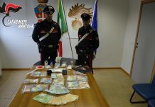 Cocaina nascosta sottoterra nei campi: scoperti dai Carabinieri mentre scavano con le torce