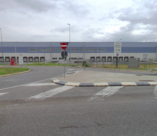 Incidente sul lavoro al centro logistico Rossetto: 25enne colpito da bancale, ricoverato al Poma