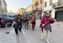 Tradizione e goliardia: il Ciocamars sfila per le vie di San Benedetto Po
