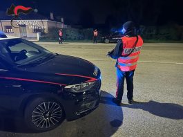 Alcol al volante, guida senza patente e armi nascoste in auto: raffica di denunce