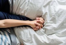 Sesso, lui a letto con l’App: l’aiuto digitale che allunga i tempi dell’amore