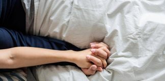 Sesso, lui a letto con l’App: l’aiuto digitale che allunga i tempi dell’amore