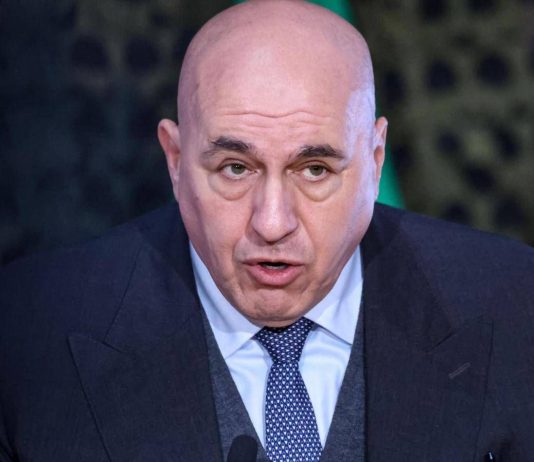 Crosetto rientra da Dubai: “Torno con volo militare, pago io cifra tripla”