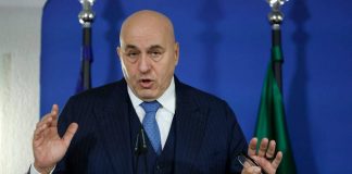 Iran, Crosetto: “Niente navi da guerra nello Stretto, serve linea europea condivisa”