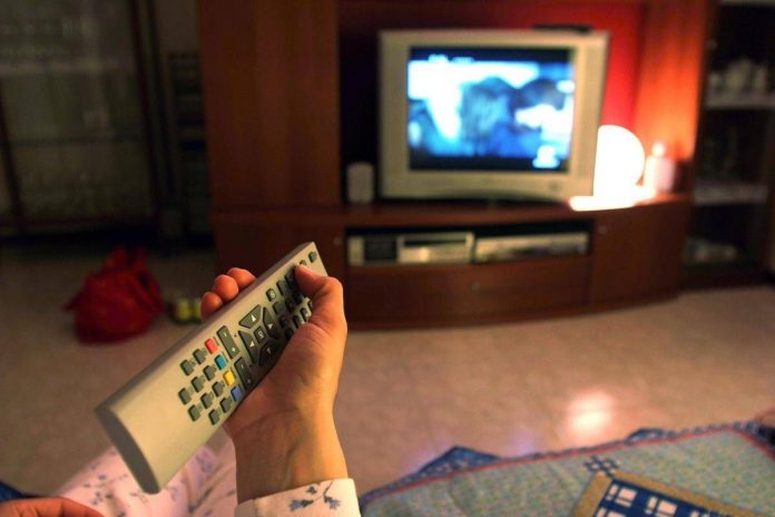 donna_guarda_la_televisione_telecomando_televisore