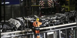 Tram deragliato a Milano, Procura al lavoro per ricostruire “secondo per secondo” il tragitto: le ipotesi