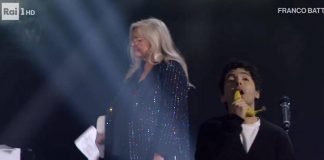 Fulminacci svela il playback a Domenica In e canta con una… banana