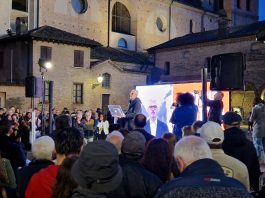 Mattia Palazzi ringrazia Mantova: piazza Alberti gremita per il saluto del sindaco