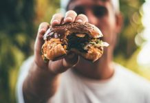 I cibi ultraprocessati riducono fertilità maschile e crescita degli embrioni: lo studio