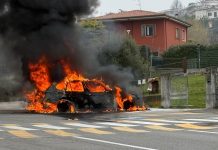 Paura a Castiglione, auto in fiamme vicino alla scuola. Intervengono i vigili del fuoco