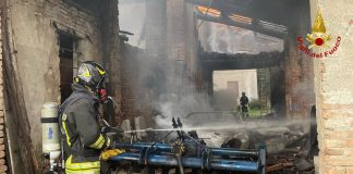 Marcaria, incendio distrugge un caseggiato abbandonato: sul posto tre squadre dei Vigili del Fuoco