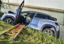 Mantova, auto esce di strada e si ribalta nel canale: ferite 49enne e 12enne