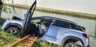 Mantova, auto esce di strada ribaltandosi nel canale: ferite madre e figlia 12enne