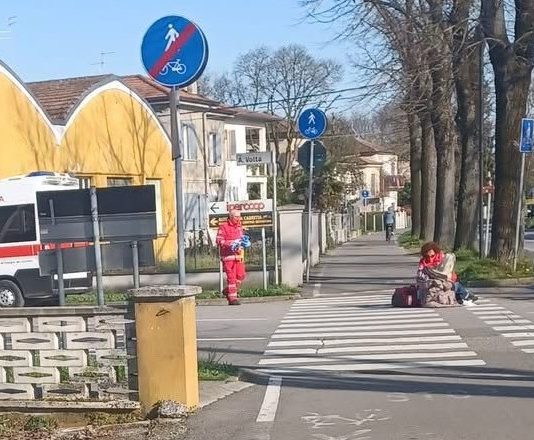 Suzzara, paura in viale Virgilio per la caduta dalla bicicletta di una pensionata