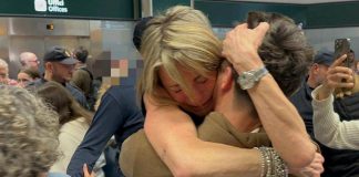 Malpensa, atterrato volo con 200 studenti bloccati a Dubai: li accoglie un lungo applauso