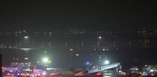 Incidente all’aeroporto LaGuardia di New York, aereo in fase di atterraggio si scontra con un veicolo: morti pilota e copilota