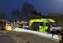 Londra, date alle fiamme ambulanze di organizzazione ebraica. Starmer: “Sconvolgente incendio a sfondo antisemita”