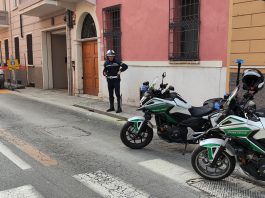 Crolla sulle strisce, rianimato col defibrillatore da polizia locale e operatrice del Mazzali. Grave 67enne