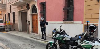 Crolla sulle strisce, rianimato col defibrillatore da polizia locale e operatrice del Mazzali. Grave 67enne