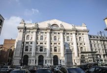 Attacco all’Iran, prezzi petrolio salgono ancora. Borse aprono in rosso