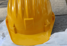 Due morti sul lavoro: nel Padovano 22enne ucciso da cilindro taglia lamiere, a Bari operaio precipita da capannone