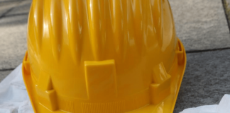 Due morti sul lavoro: nel Padovano 22enne ucciso da cilindro taglia lamiere, a Bari operaio precipita da capannone