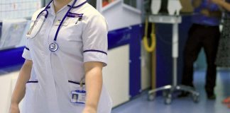 Focolaio di meningite in Uk, 27 casi e due morti nel Kent: scatta l’appello per la vaccinazione di massa