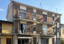 Bondanello, assalto in pausa pranzo: banda con passamontagna svaligia appartamenti e lavanderia