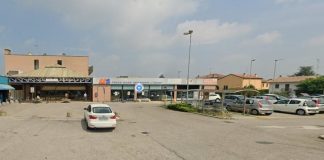 Suzzara, sangue e lame nella notte: sospetto regolamento di conti nel parcheggio