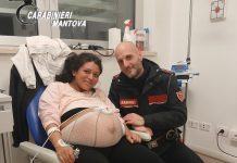 Si rompono le acque mentre è sola: partoriente scortata in ospedale dai Cc