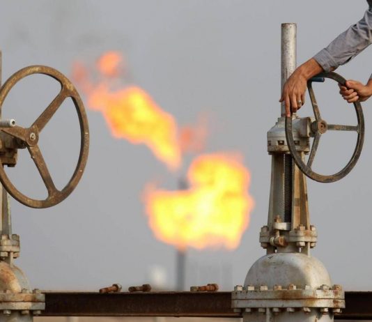 Prezzo petrolio a picco dopo l’annuncio di Trump: barile subito sotto i 100 dollari