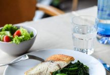 La dieta per invecchiare senza malattie, i cibi per arrivare ‘sani’ a 70 anni: lo studio