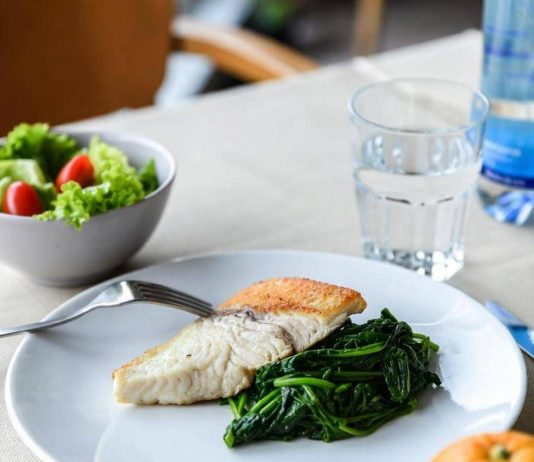 La dieta per invecchiare senza malattie, i cibi per arrivare ‘sani’ a 70 anni: lo studio